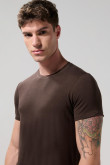 Camiseta en viscosa unicolor ajustada con manga corta