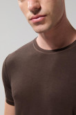 Camiseta en viscosa unicolor ajustada con manga corta
