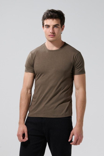 Camiseta en viscosa unicolor ajustada con manga corta