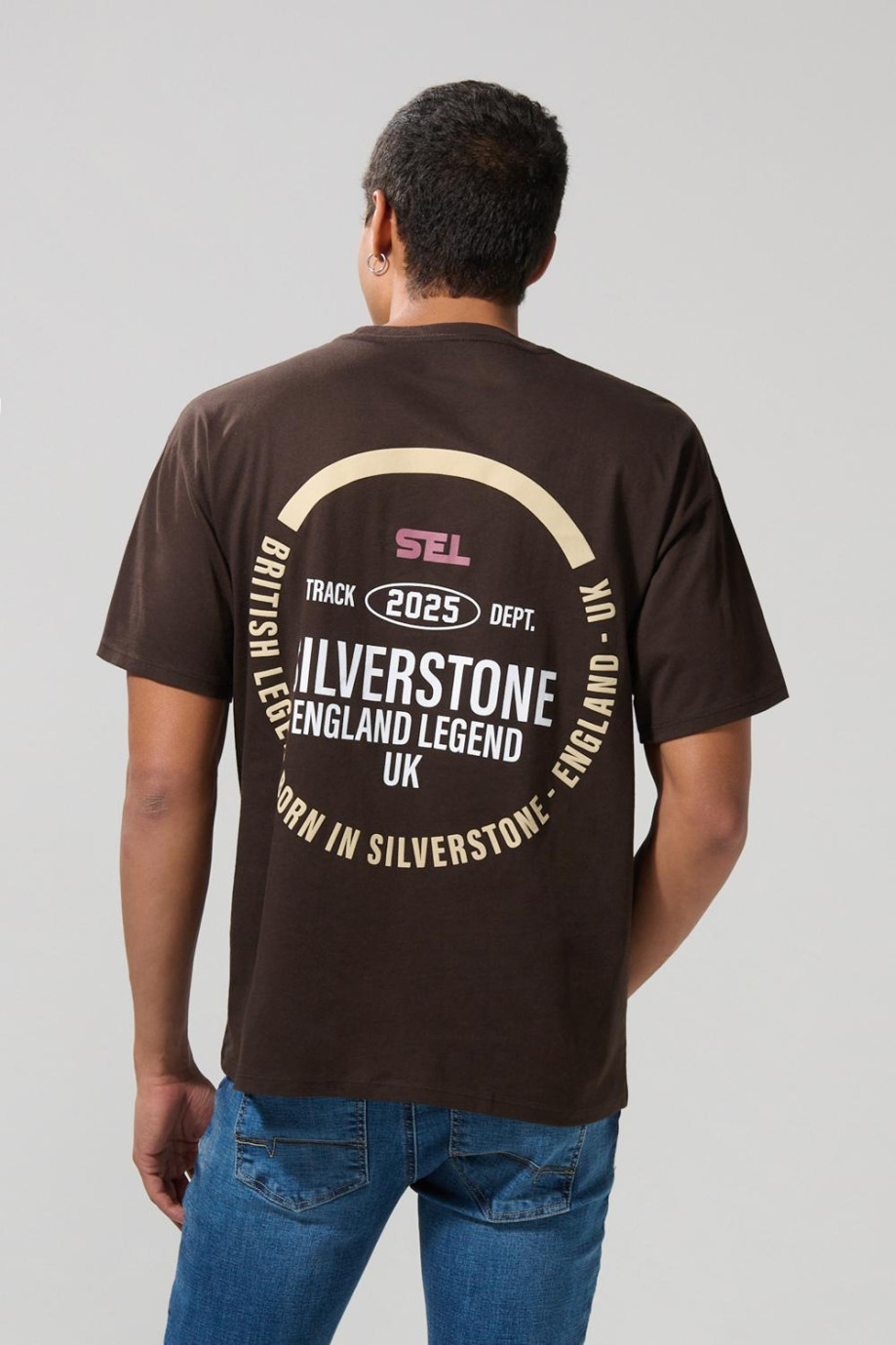 Camiseta café oversize cuello redondo con diseños college