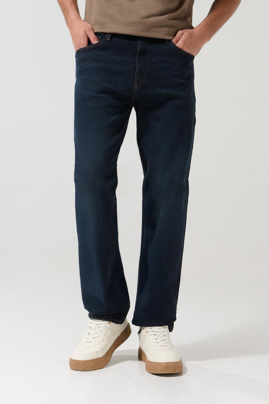 Jean straight leg tiro bajo azul intenso con bota recta