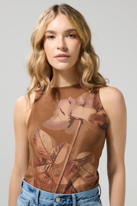 Camiseta manga sisa café oscura con arte de flor