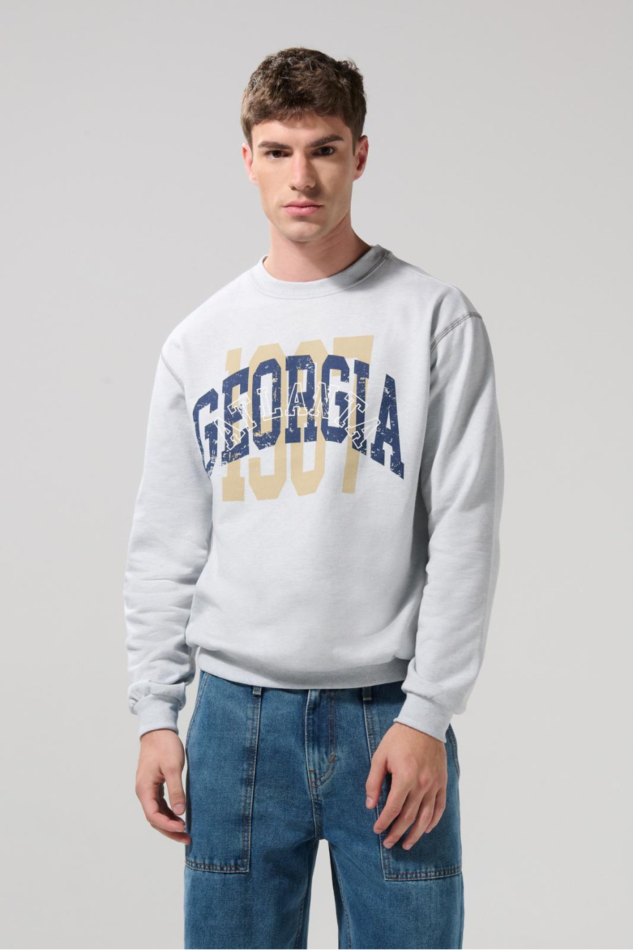 Buzo cuello redondo kaki con texto college en frente