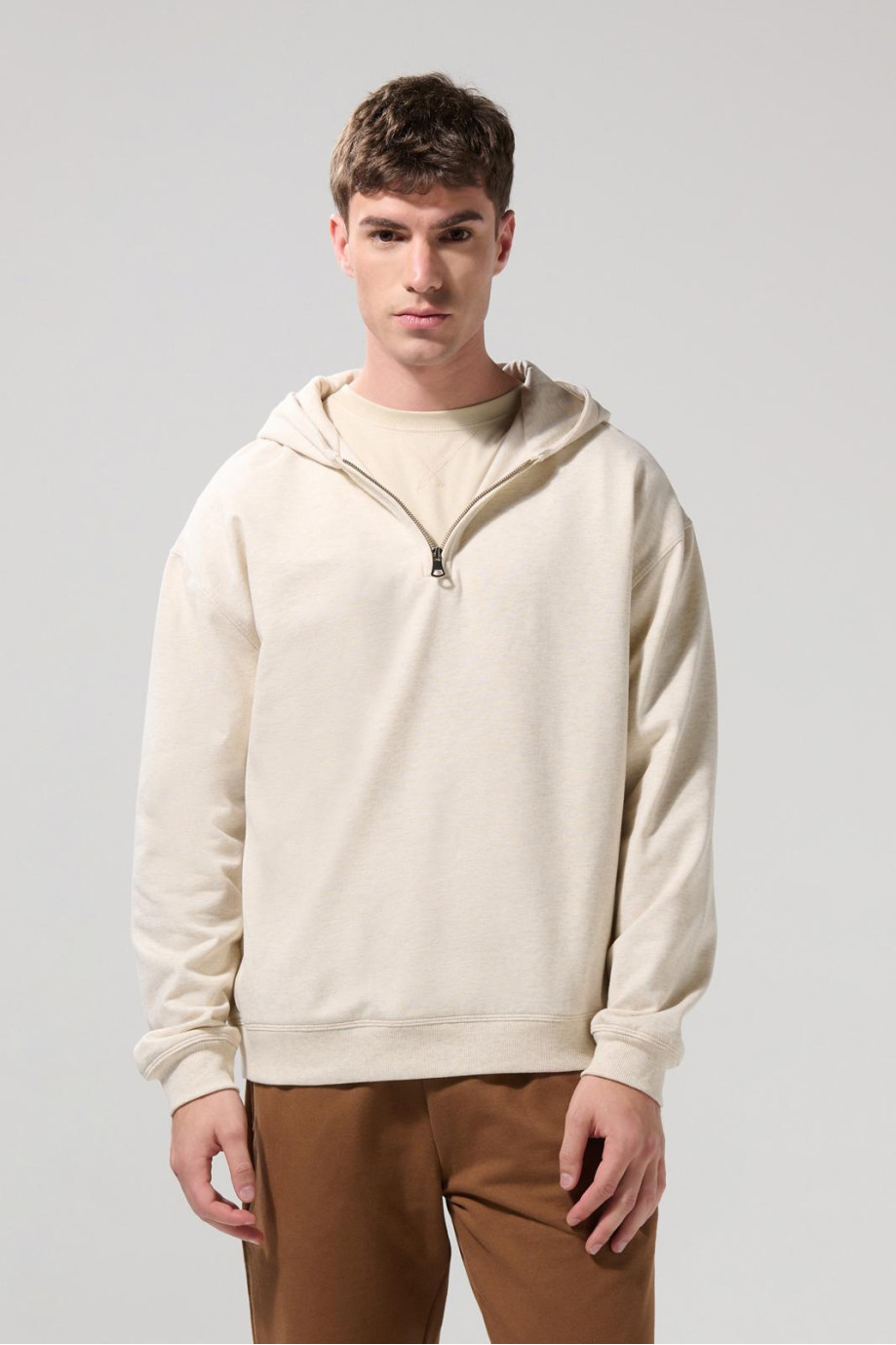 Buzo kaki oversize perchado con cremallera y capota