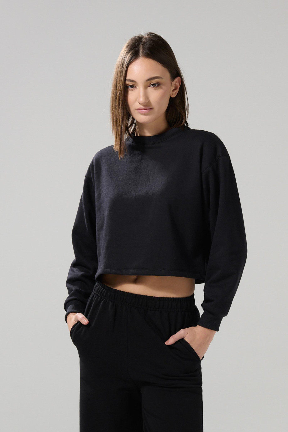 Buzo unicolor crop top cuello redondo con manga larga