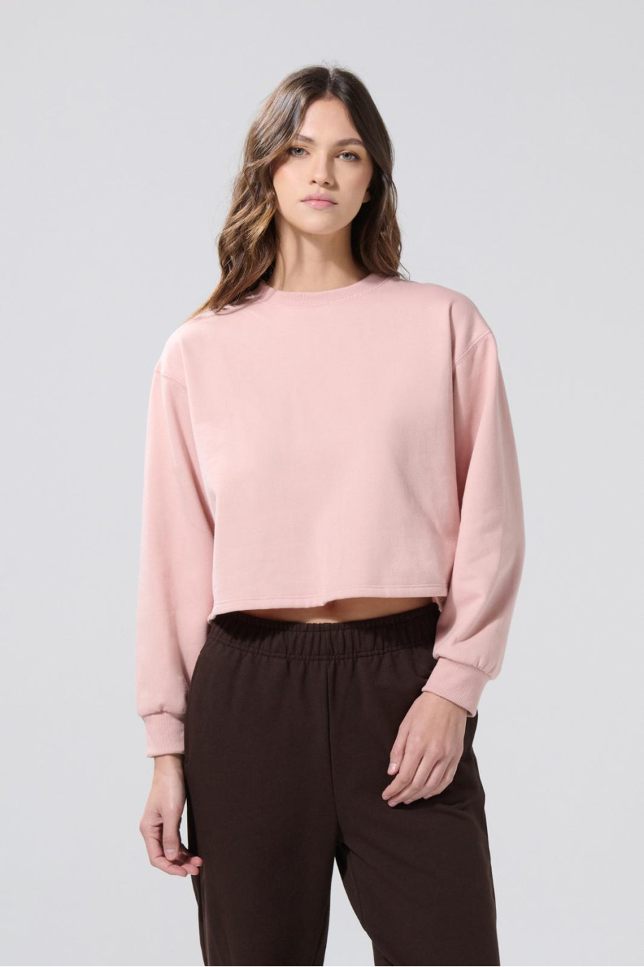 Buzo unicolor crop top cuello redondo con manga larga
