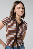 Camiseta polo café oscura con botones y diseños de rayas