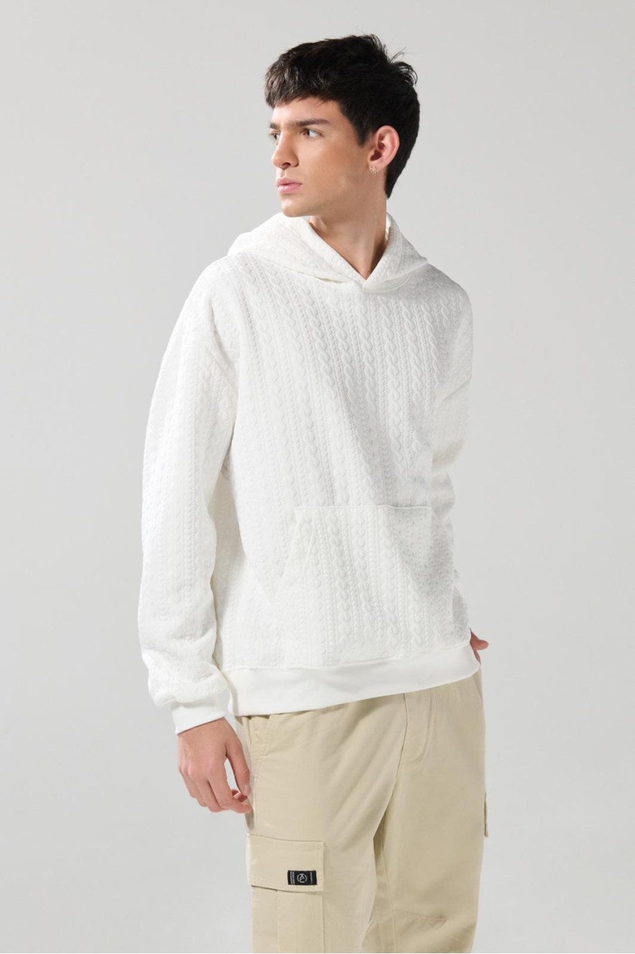 Buzo oversize crema claro con capota y bolsillo