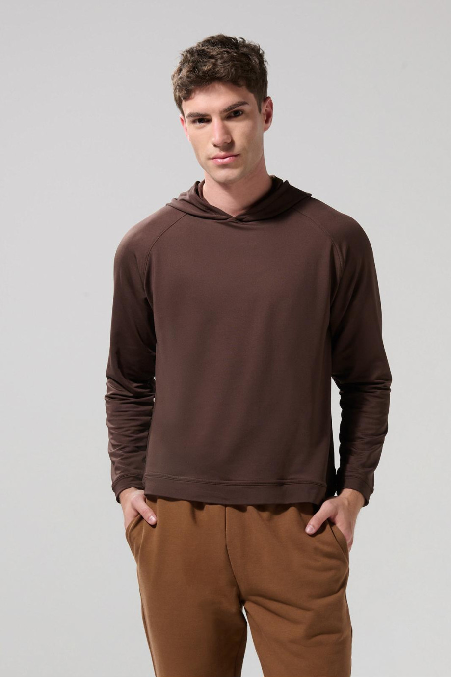 Buzo con capota unicolor y manga ranglan larga