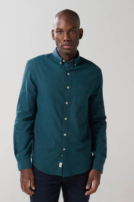 Camisa unicolor cuello button down con charreteras