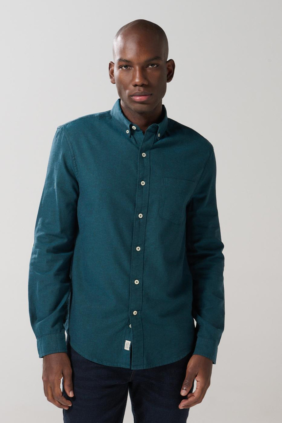 Camisa unicolor cuello button down con charreteras