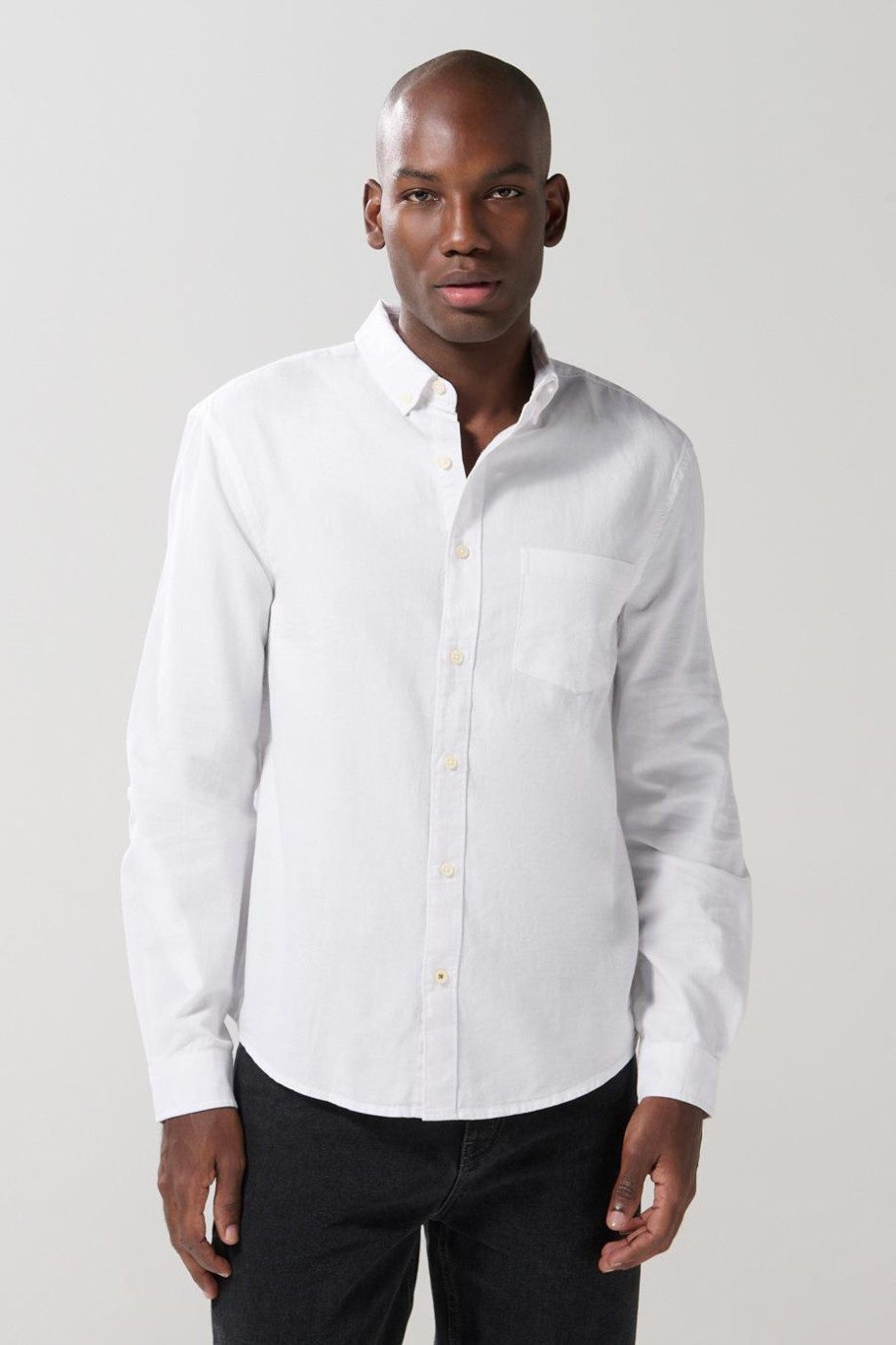 Camisa unicolor cuello button down con charreteras