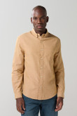 Camisa unicolor cuello button down con charreteras