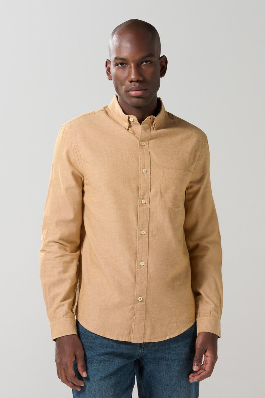 Camisa unicolor cuello button down con charreteras