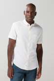 Camisa unicolor con bolsillo y cuello button down
