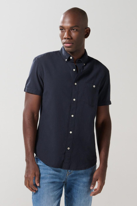 Camisa unicolor con bolsillo y cuello button down