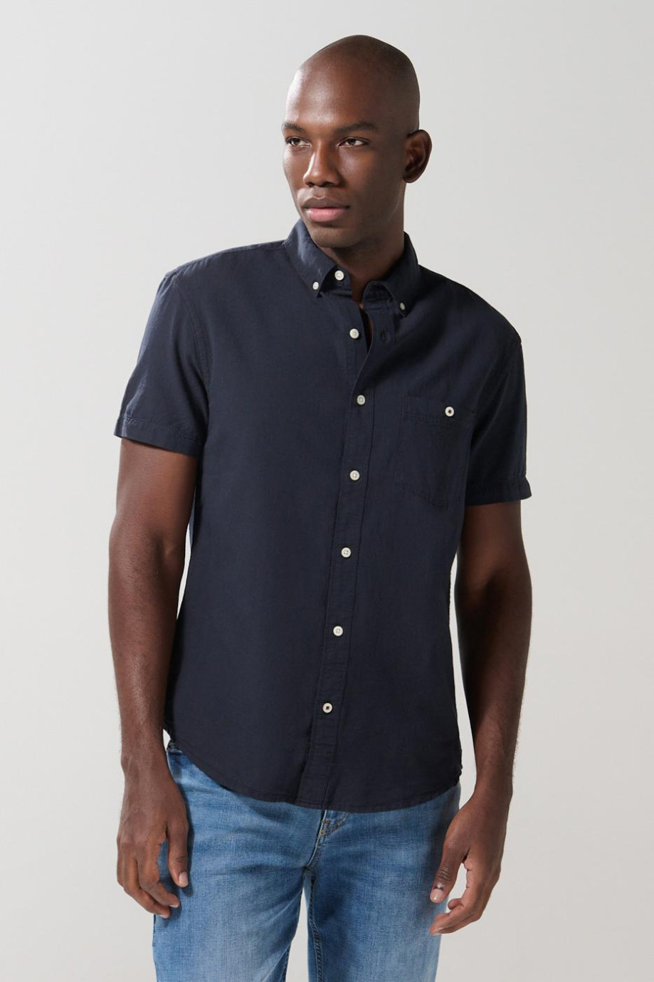 Camisa unicolor con bolsillo y cuello button down