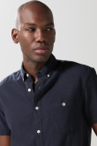 Camisa unicolor con bolsillo y cuello button down
