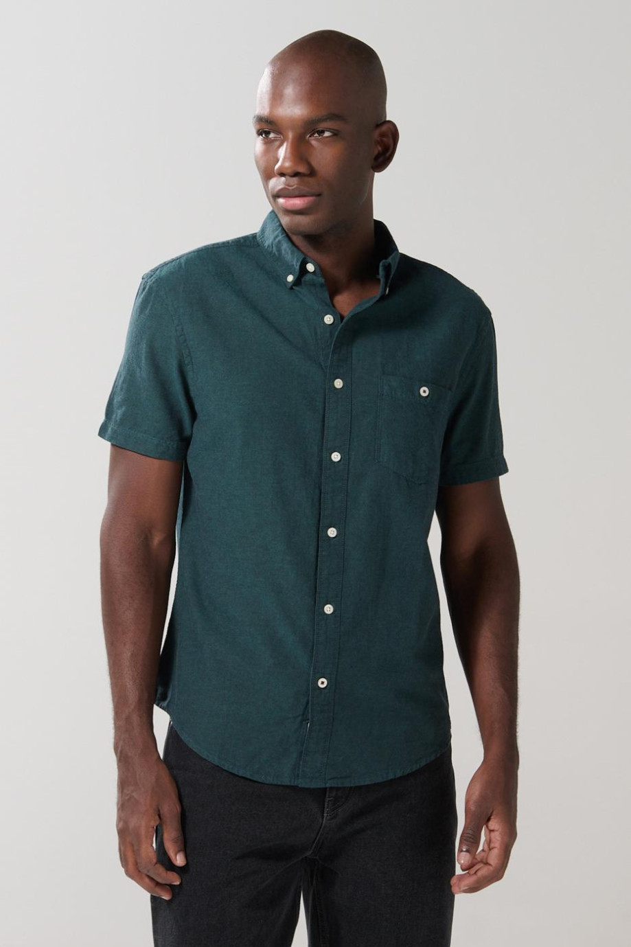 Camisa unicolor con bolsillo y cuello button down