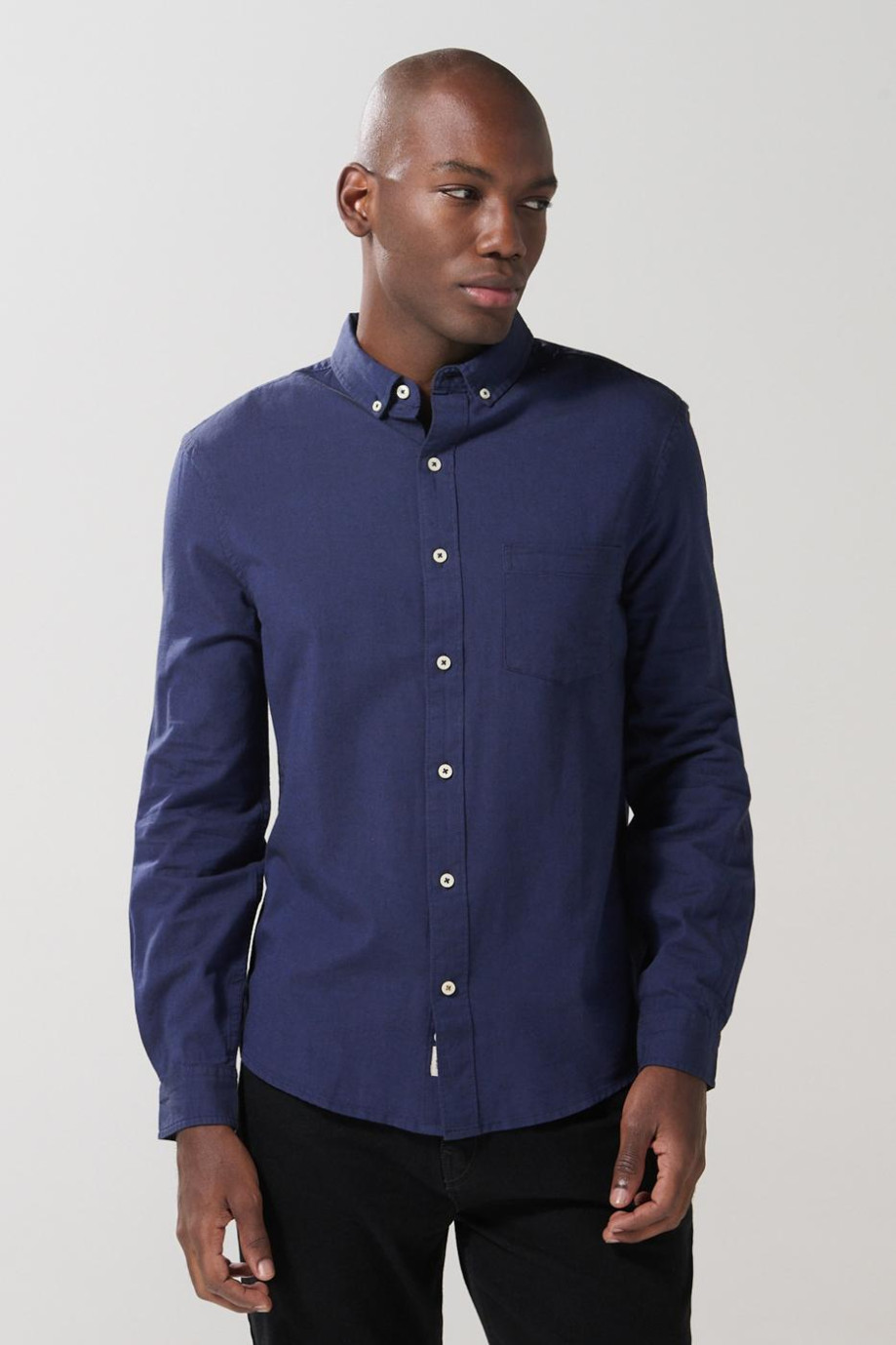 Camisa unicolor cuello button down con charreteras