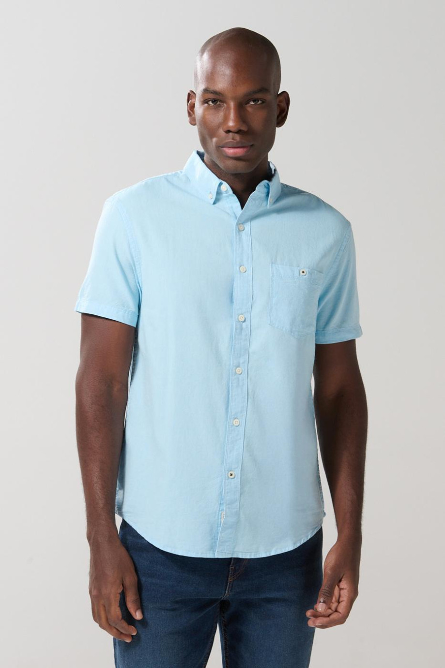Camisa unicolor con bolsillo y cuello button down