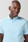 Camisa unicolor con bolsillo y cuello button down