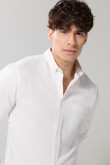 Camisa cuello button down unicolor en algodón manga larga