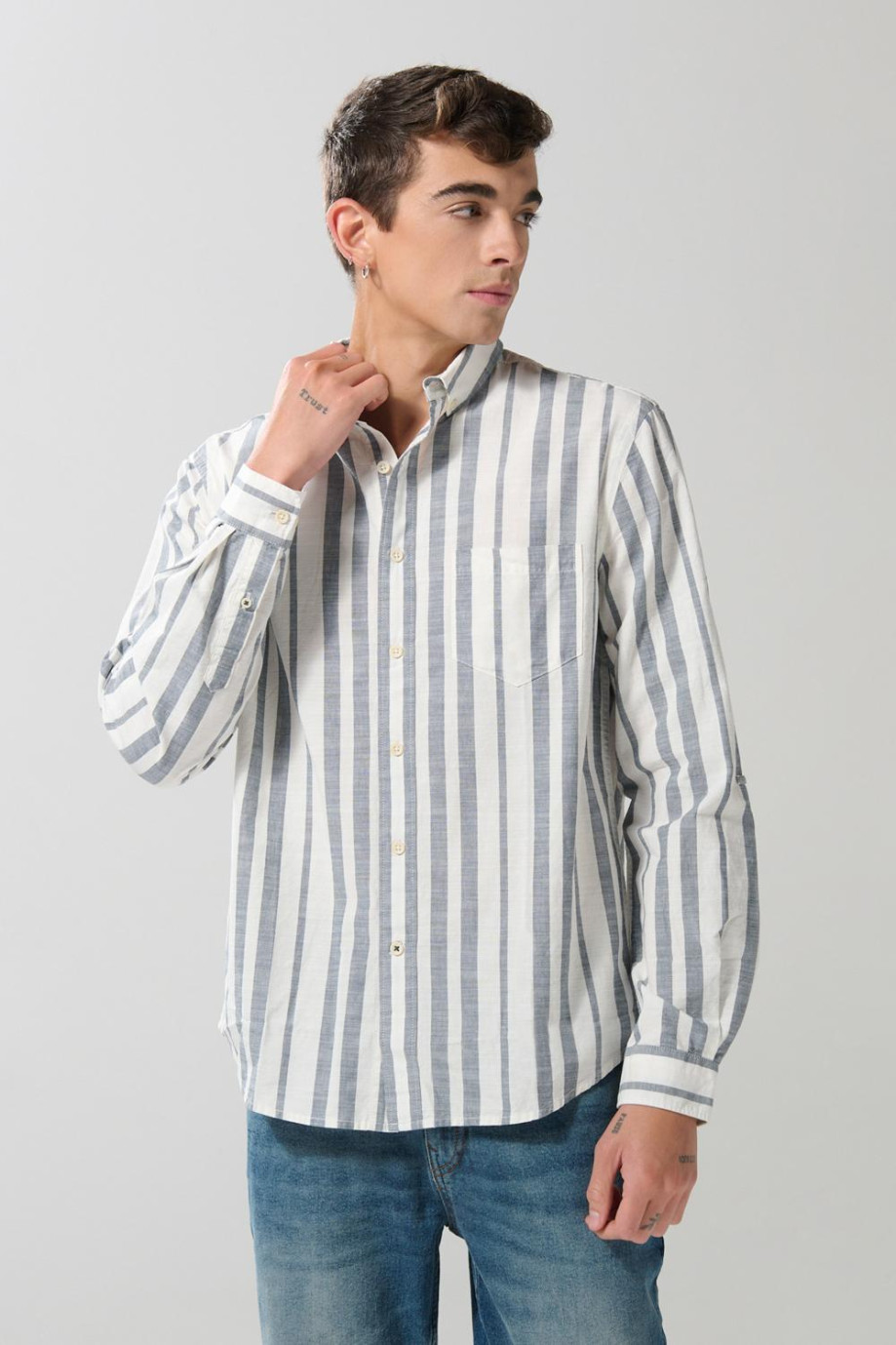 Camisa a rayas unicolor con cuello button down y manga larga