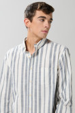 Camisa a rayas unicolor con cuello button down y manga larga