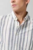 Camisa a rayas unicolor con cuello button down y manga larga