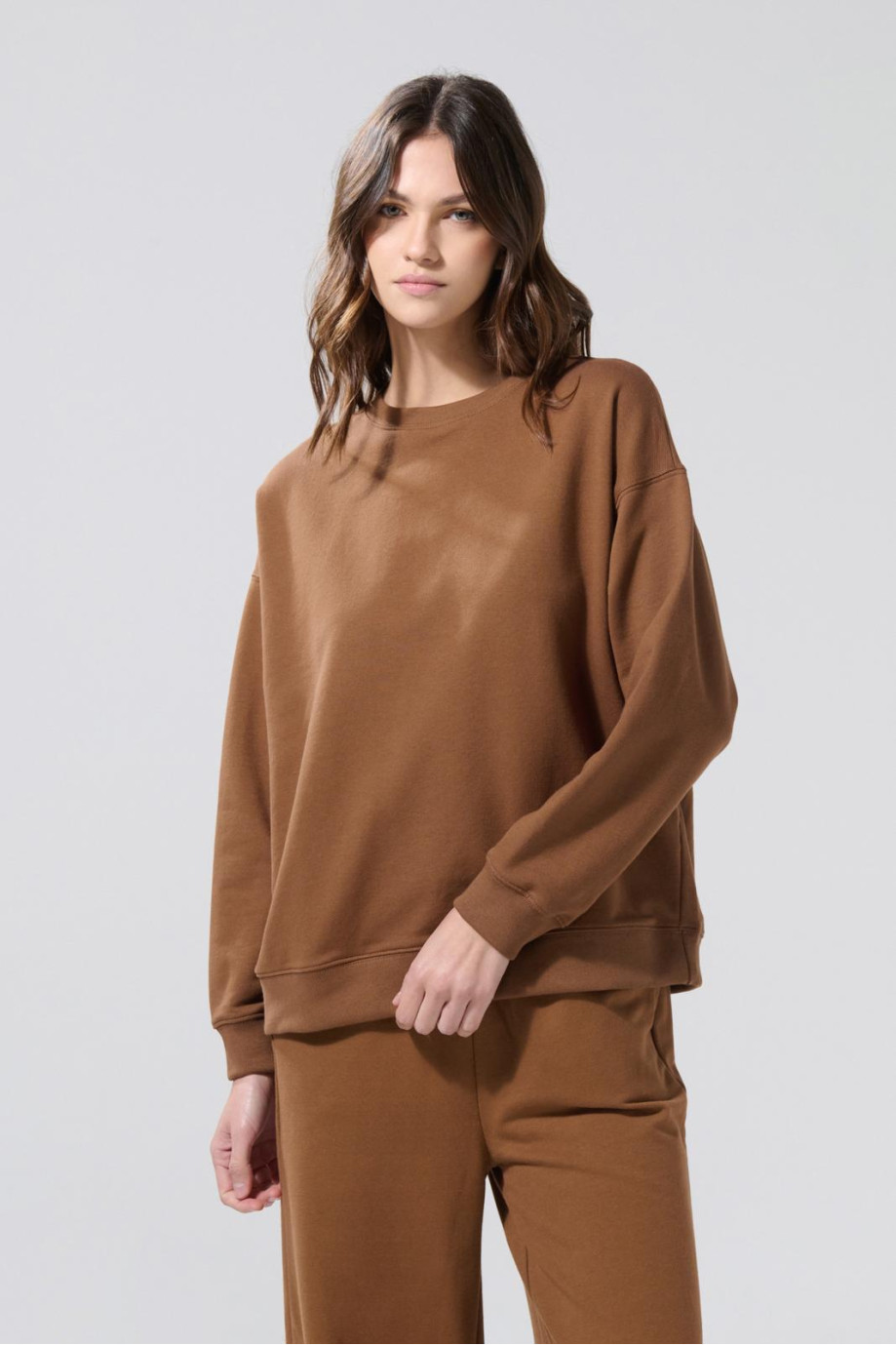 Buzo cuello redondo perchado unicolor oversize