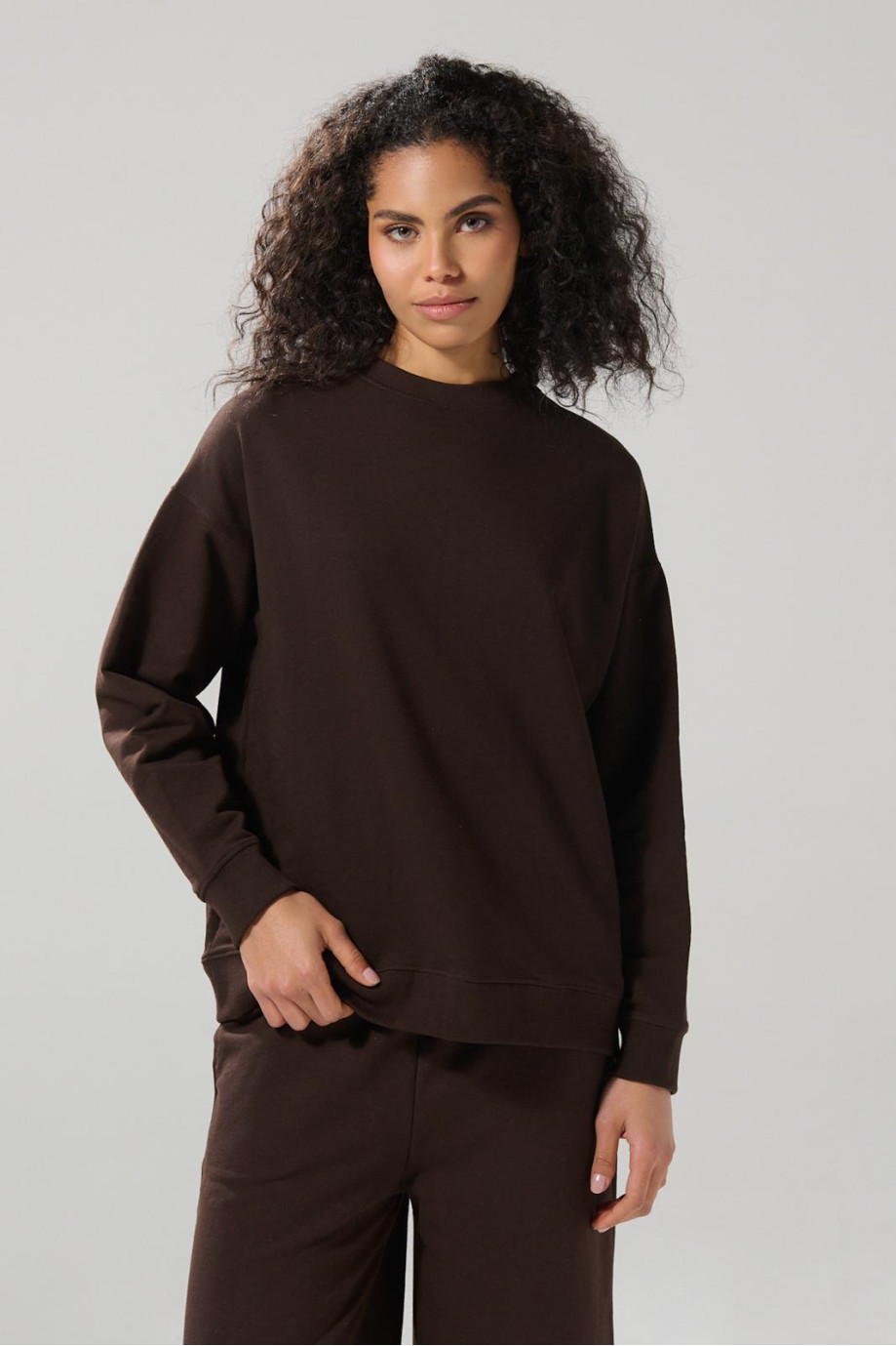 Buzo cuello redondo perchado unicolor oversize