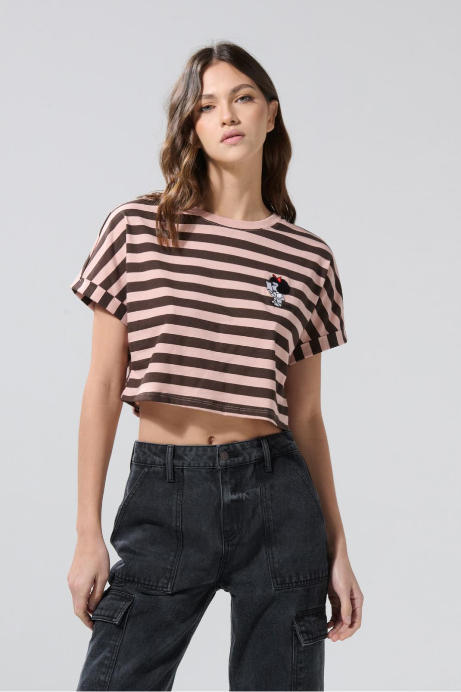 Camiseta oversize rosada crop top de Mafalda a rayas