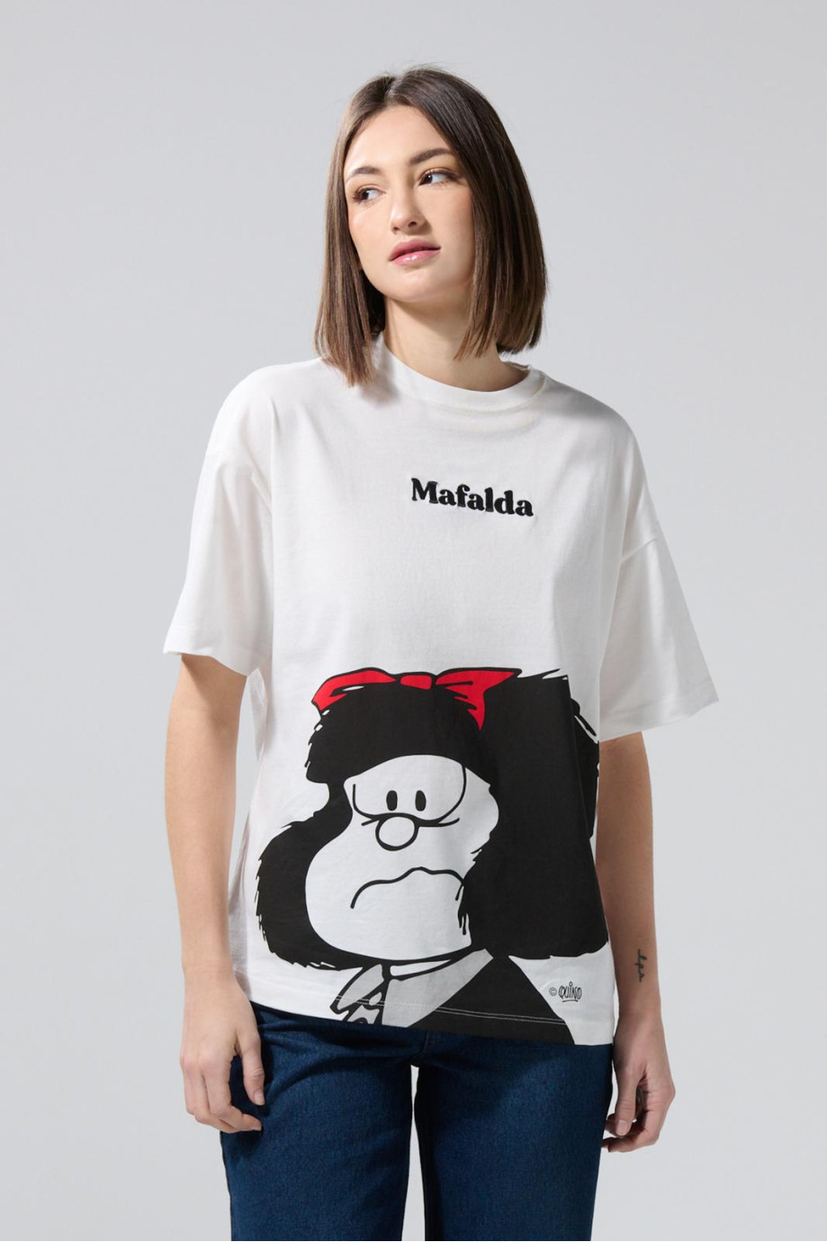Camiseta oversize de Mafalda crema clara con manga corta