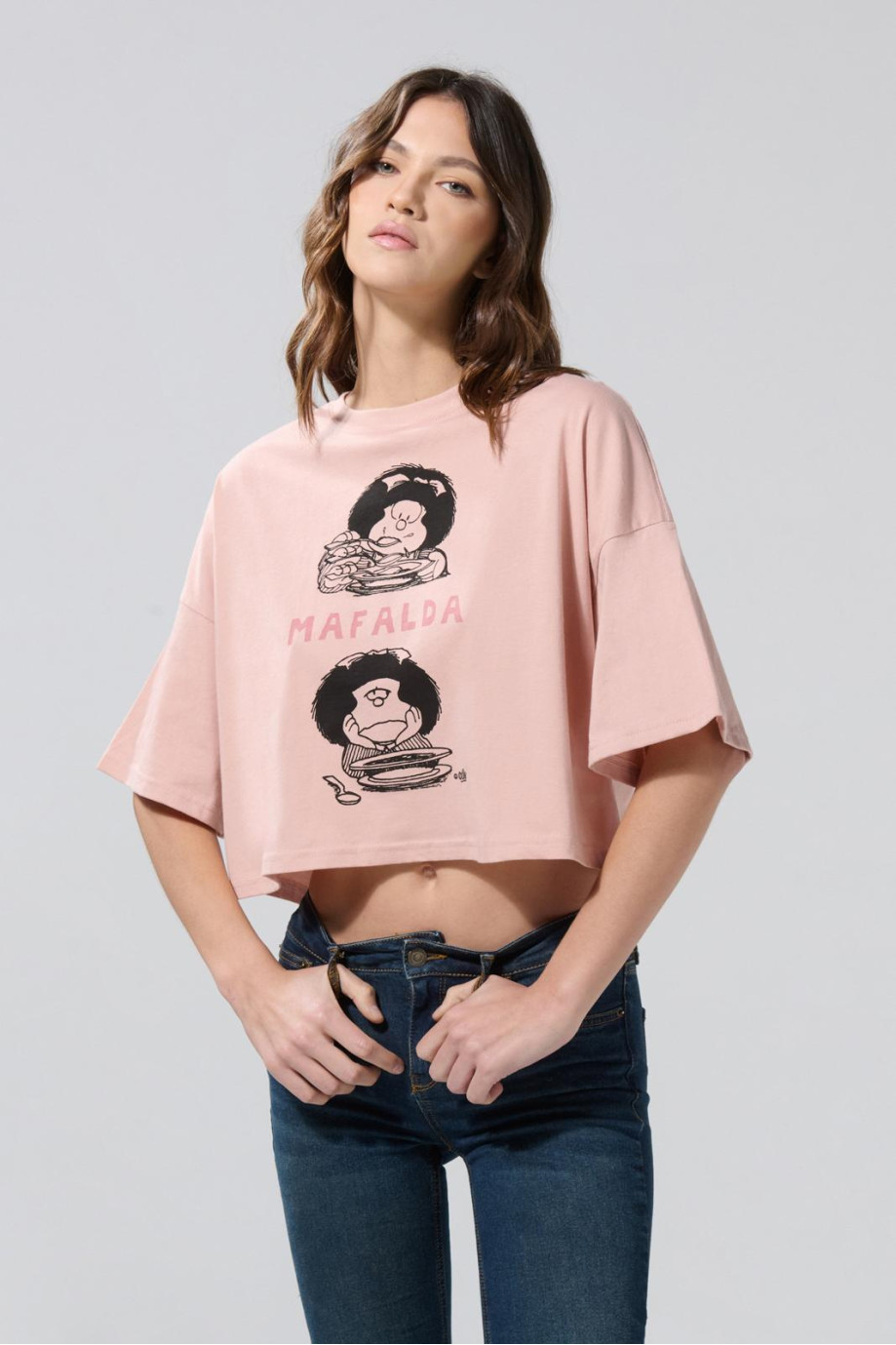 Camiseta oversize crop top rosada con arte de Mafalda