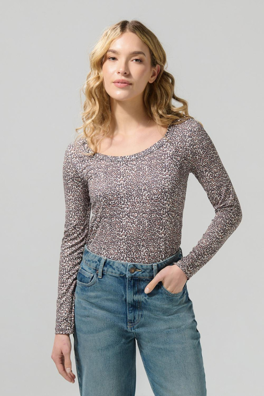 Camiseta manga larga café medio con diseños animal print