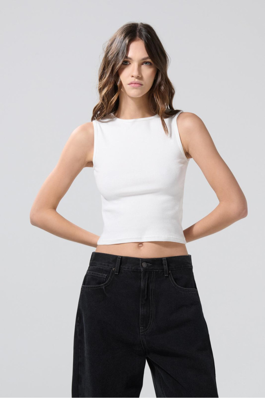 Camiseta unicolor en tela acanalada con manga sisa