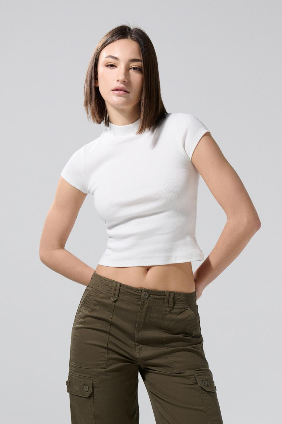 Camiseta cuello alto unicolor en tela acanalada