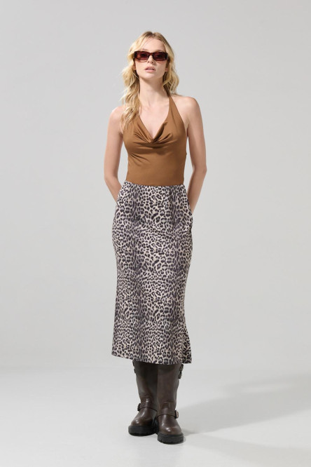 Falda café oscura larga con diseños animal print y tiro alto
