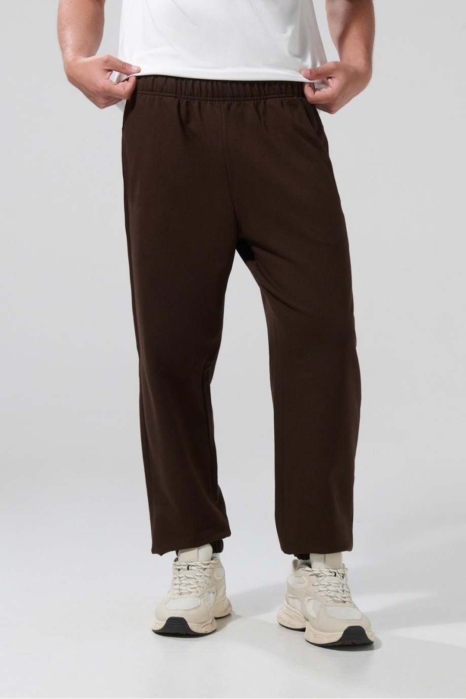Pantalón unicolor jogger con bolsillos y elásticos