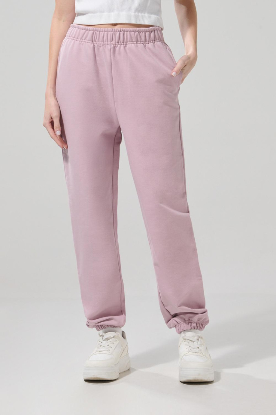 Pantalón unicolor jogger con 2 bolsillos y elásticos