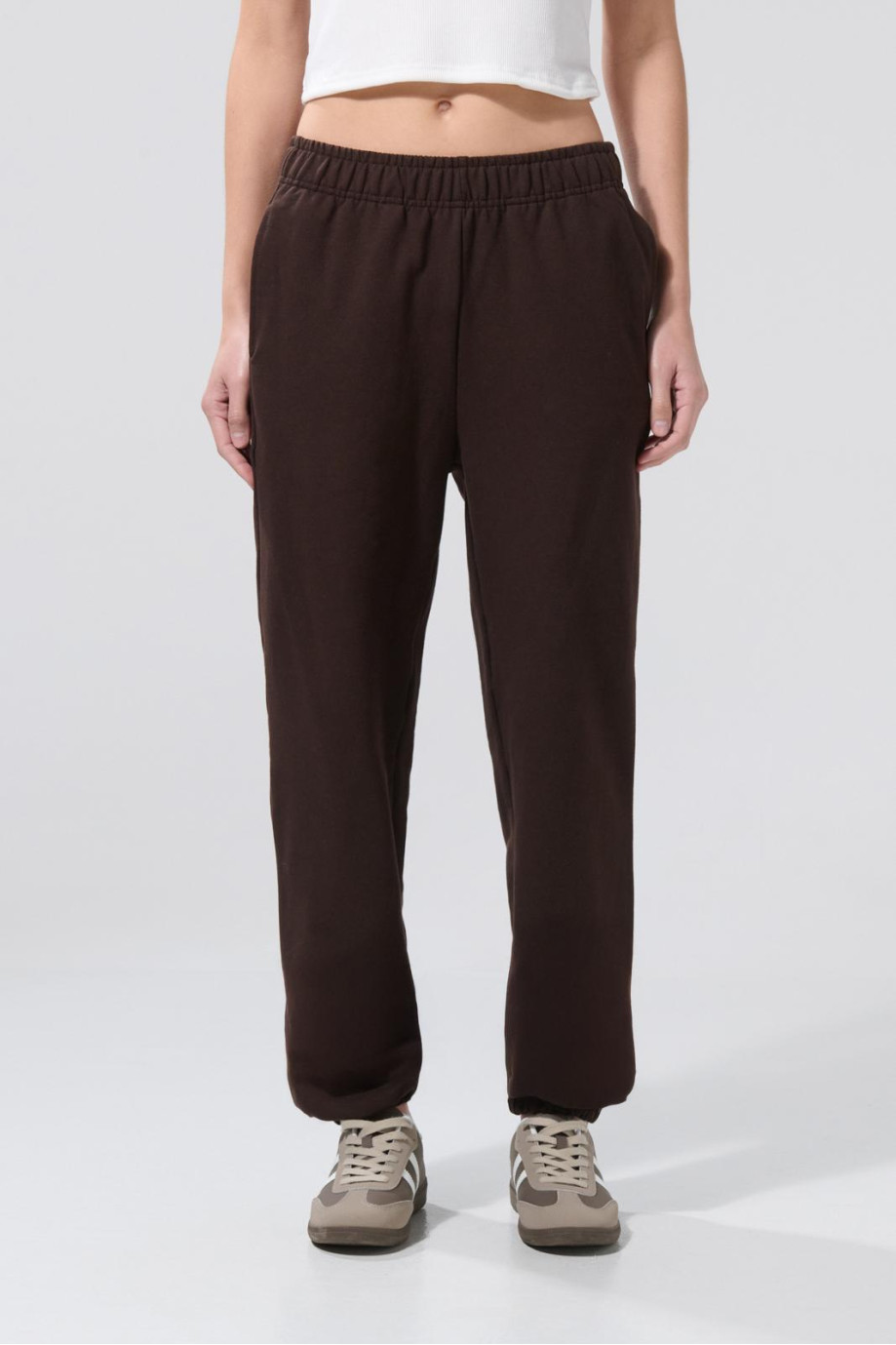 Pantalón unicolor jogger con bolsillos laterales y elástico