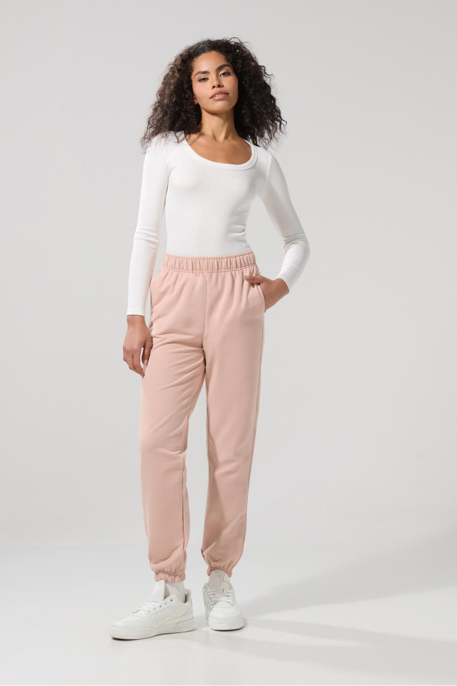 Pantalón unicolor jogger con bolsillos laterales y elástico