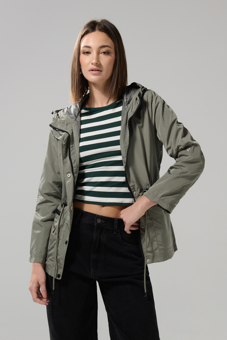 Chaqueta parka unicolor con capota y cintura ajustable