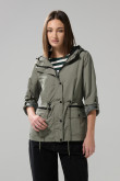Chaqueta parka unicolor con capota y cintura ajustable