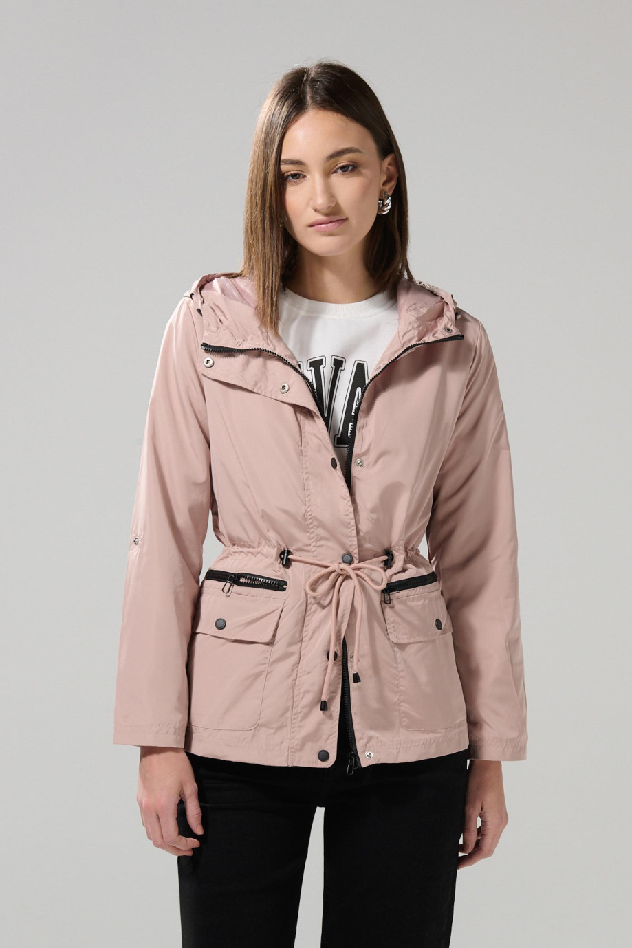 Chaqueta parka unicolor con capota y cintura ajustable