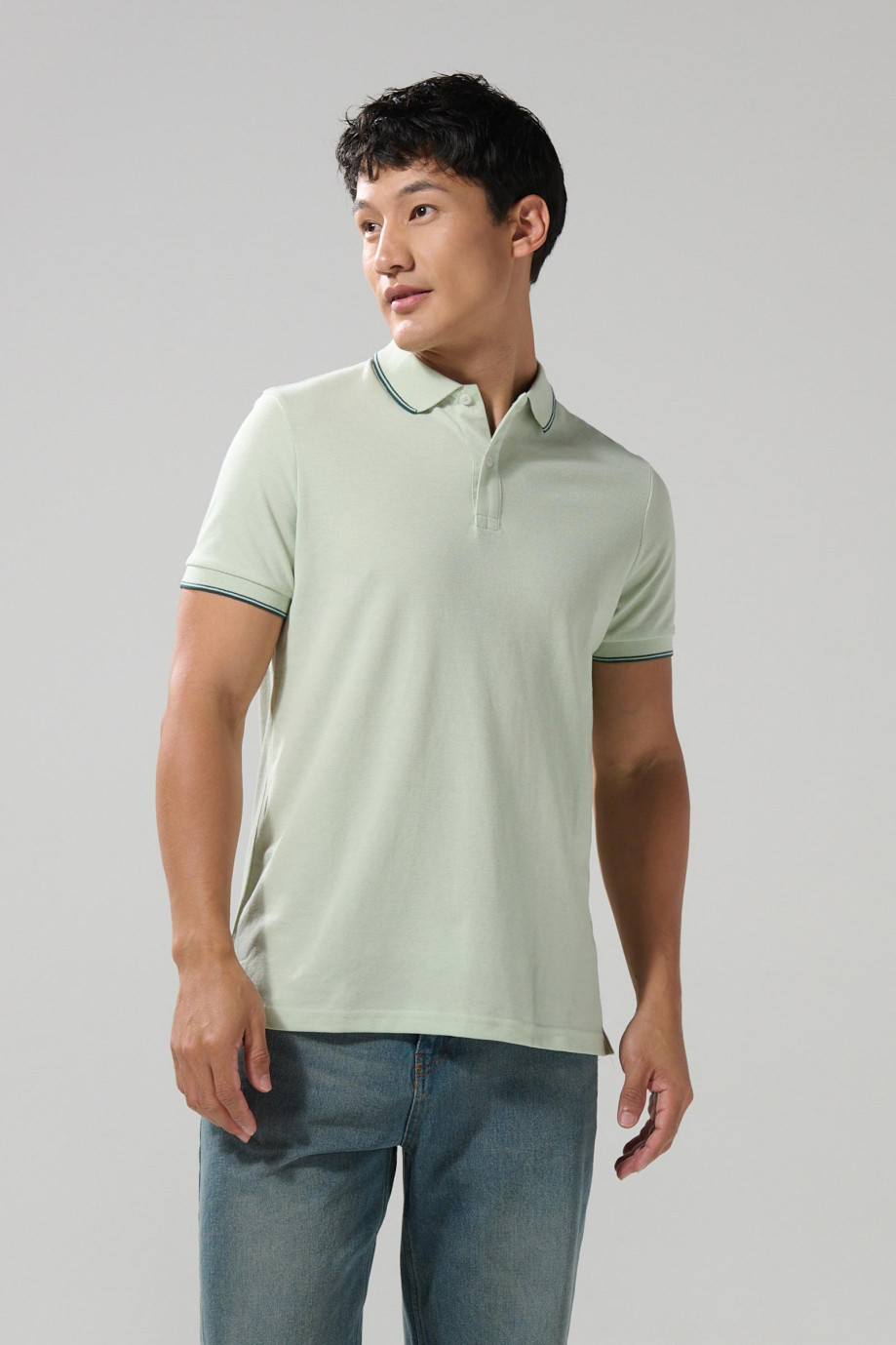 Camiseta polo unicolor con aberturas y manga corta