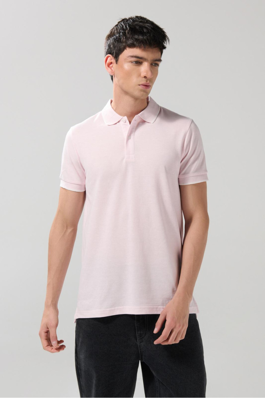 Camiseta polo unicolor con aberturas y manga corta