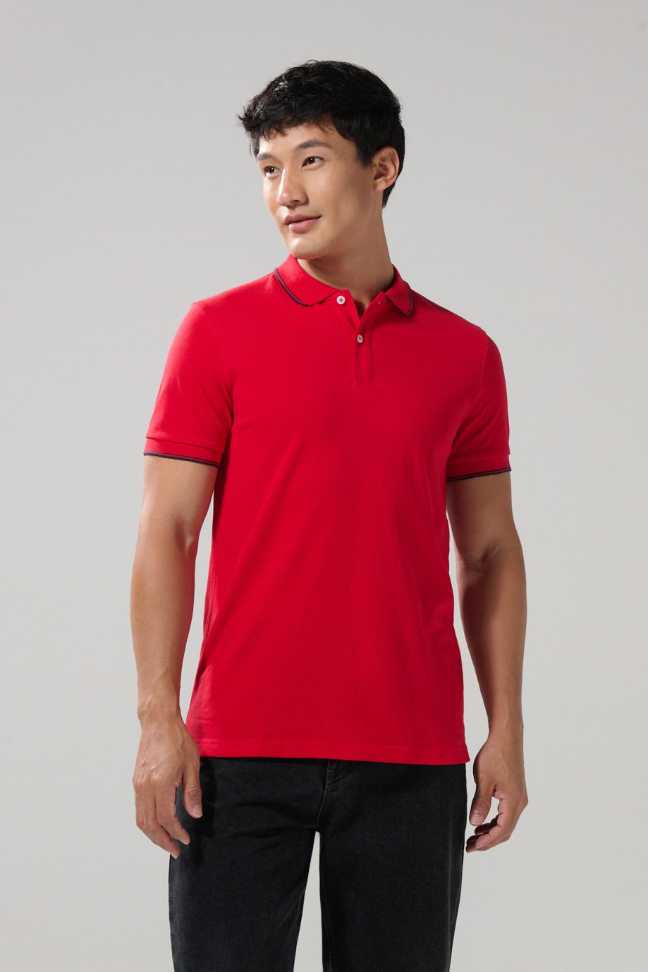 Camiseta polo unicolor con aberturas y manga corta