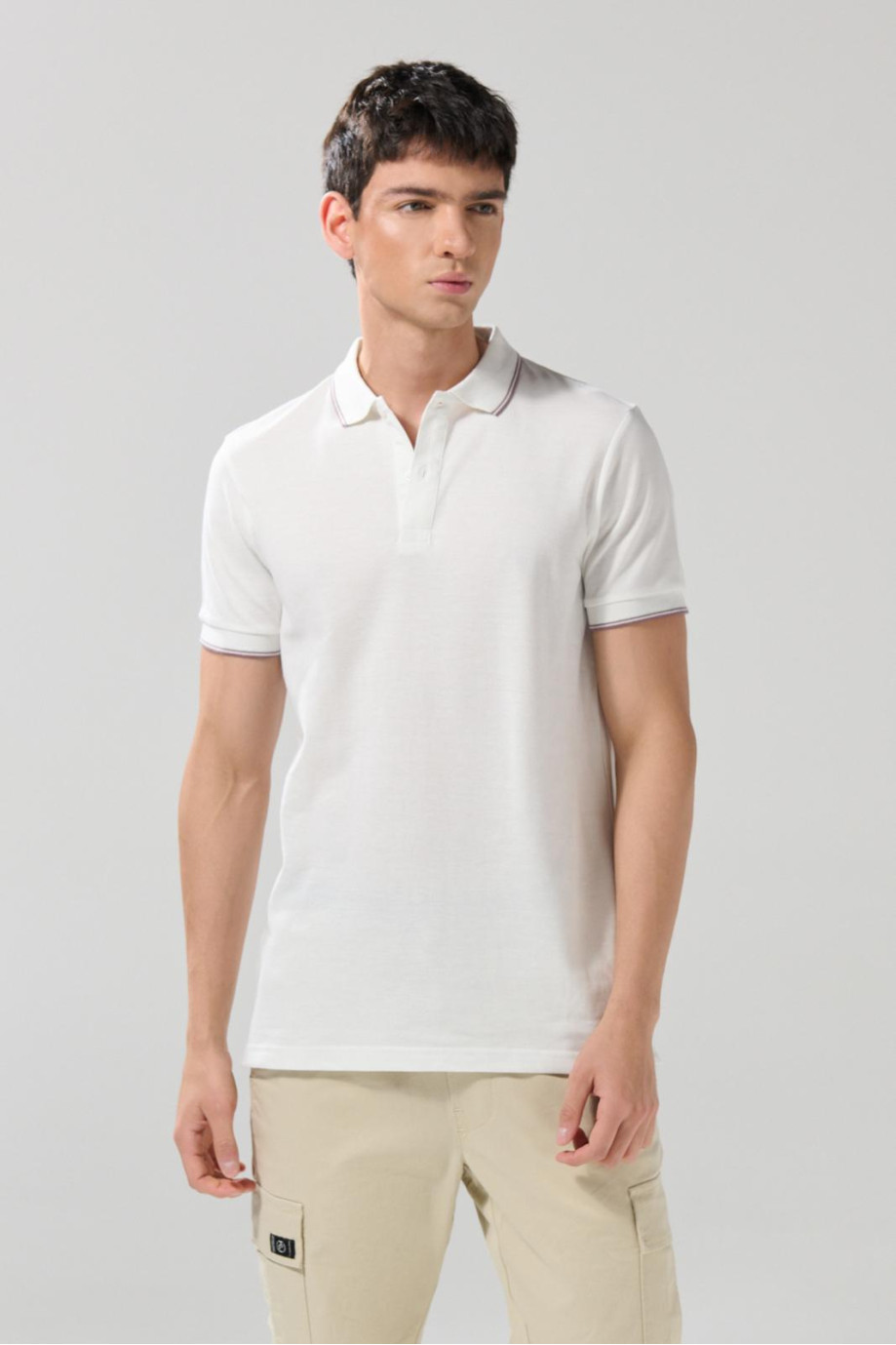 Camiseta polo unicolor con aberturas y manga corta